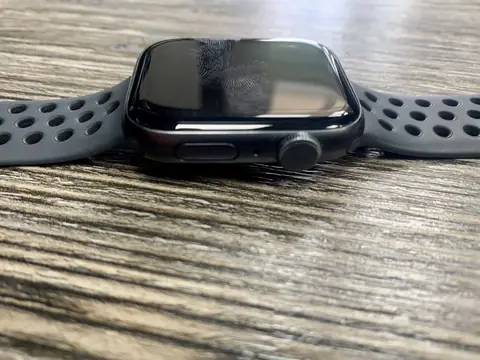 Часы Apple watch se 44 mm nike 88 акб — кадр 3