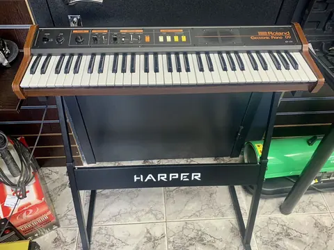 Electronic piano Roland ep-09 — принято в «Легенде»